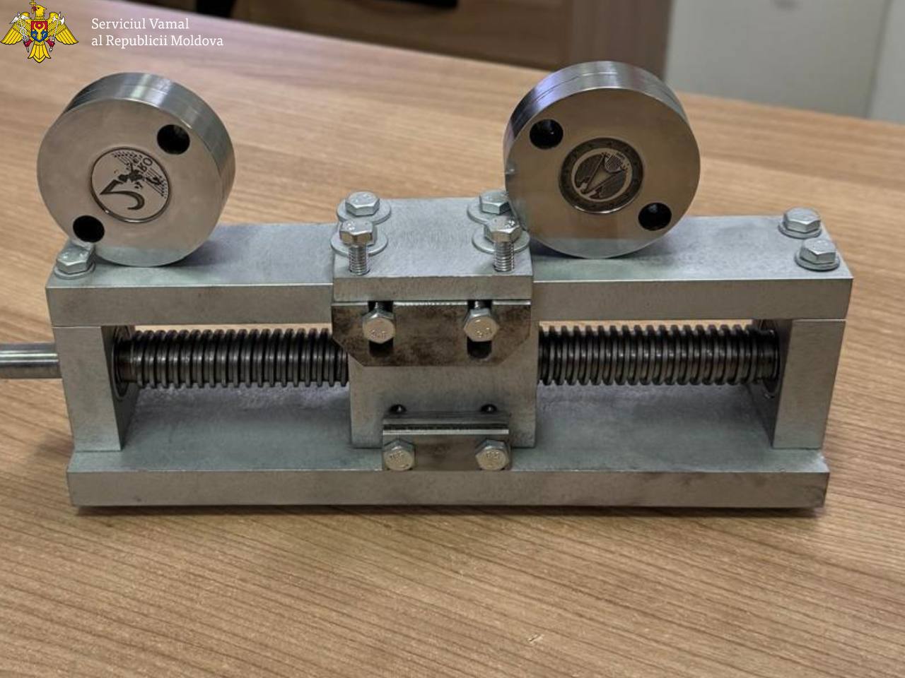 Matrice pentru monede de 2 euro și 430 de monede comemorative nedeclarate, descoperite la Palanca