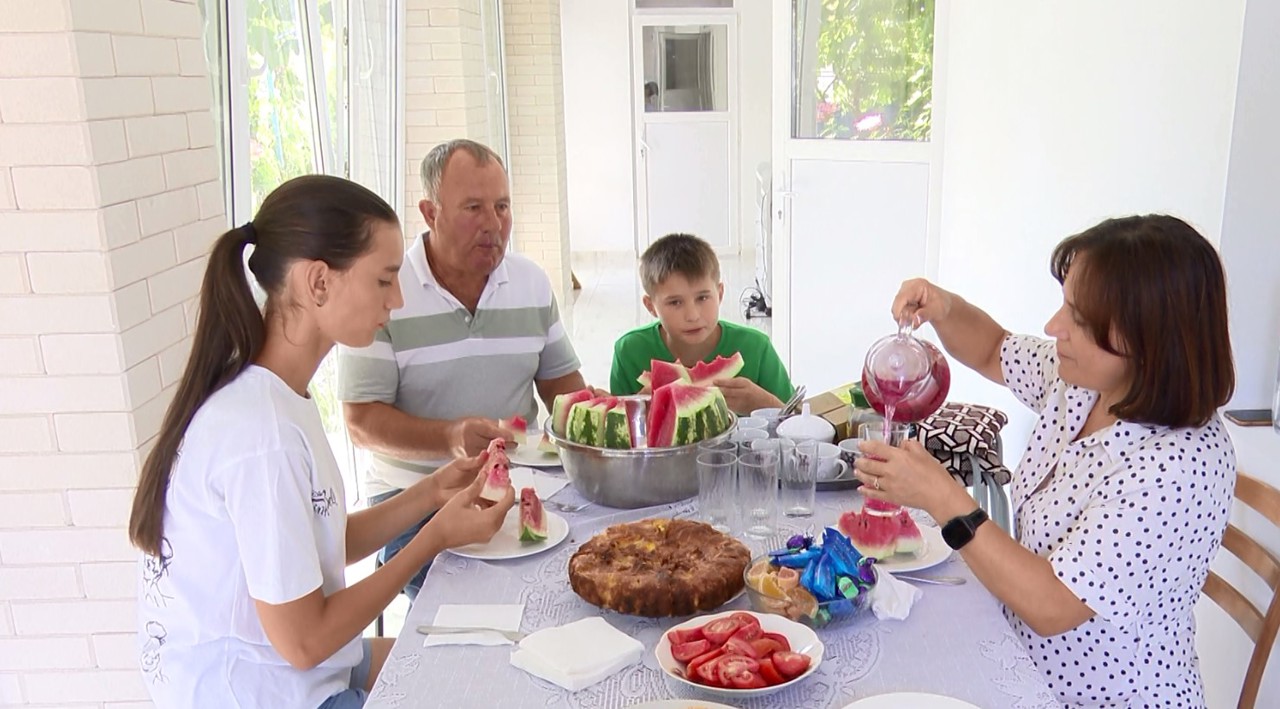 De opt ani, viața unui cuplu din raionul Ialoveni s-a schimbat radical. Povestea unei familii care a înfiat doi copii