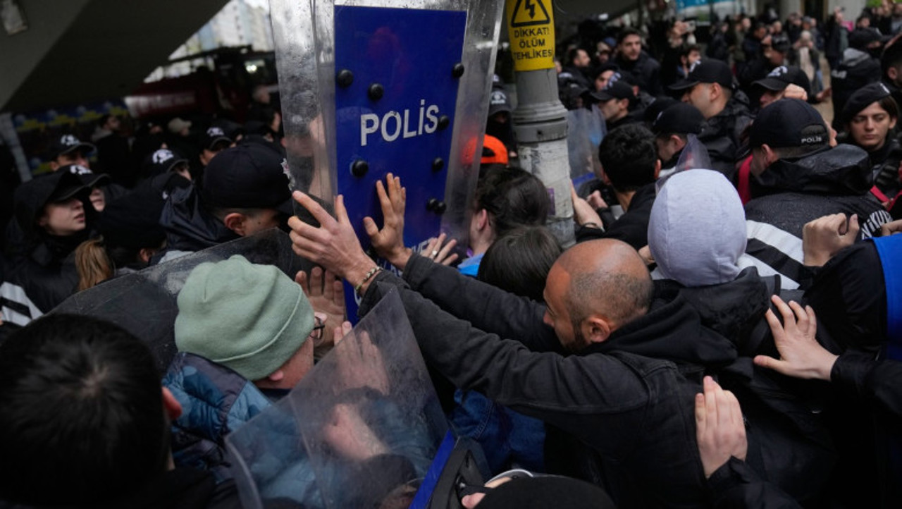 Proteste violente la Istanbul de Ziua Muncii: Sute de arestări după ciocniri între poliție și demonstranți 