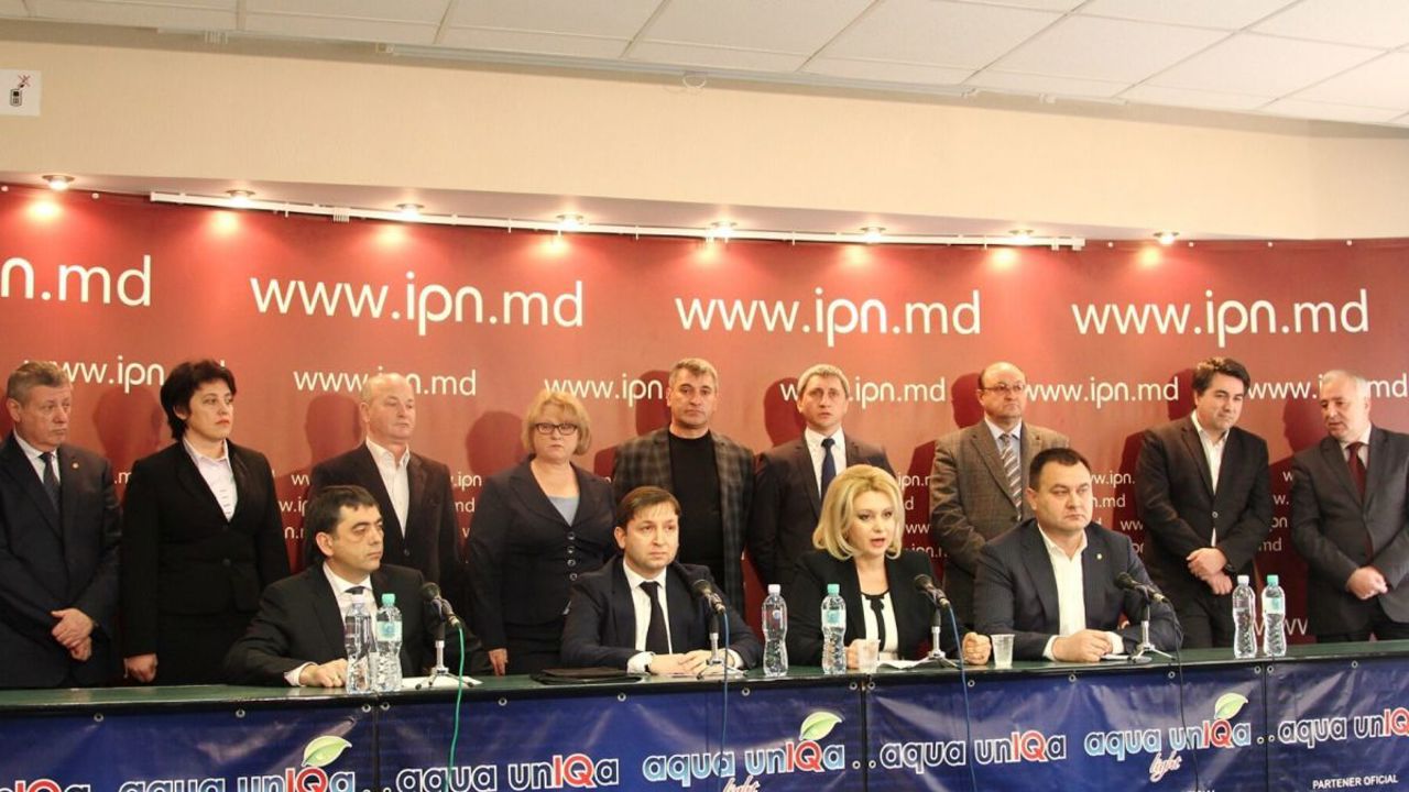 Paisprezece deputați comuniști au devenit, peste noapte, democrați în 2015, pentru a-l ajuta pe Vladimir Plahotniuc să preia guvernarea în R. Moldova