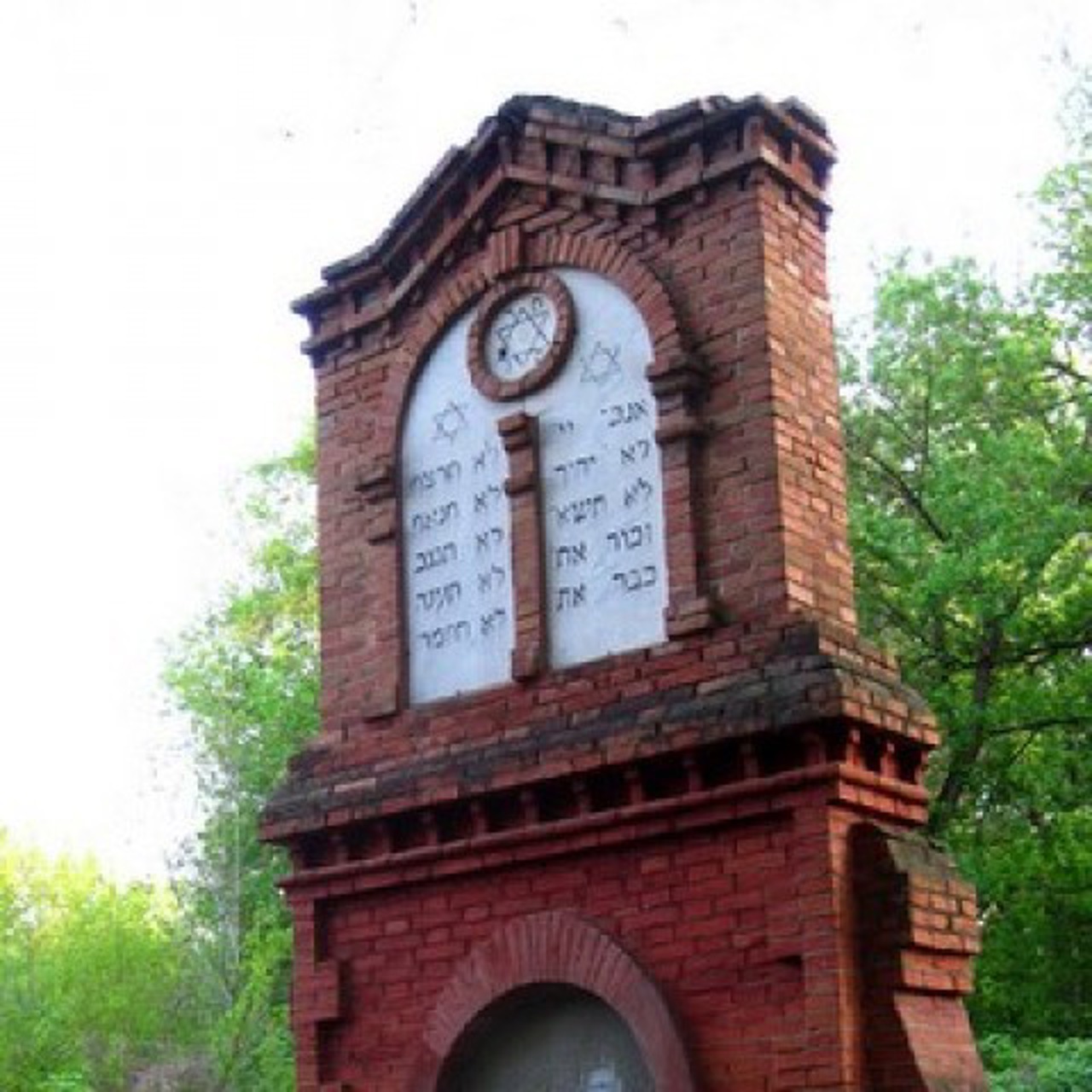 Fondul ambasadorilor SUA oferă 200 de mii de dolari pentru reabilitarea Cimitirului Evreiesc din Chișinău