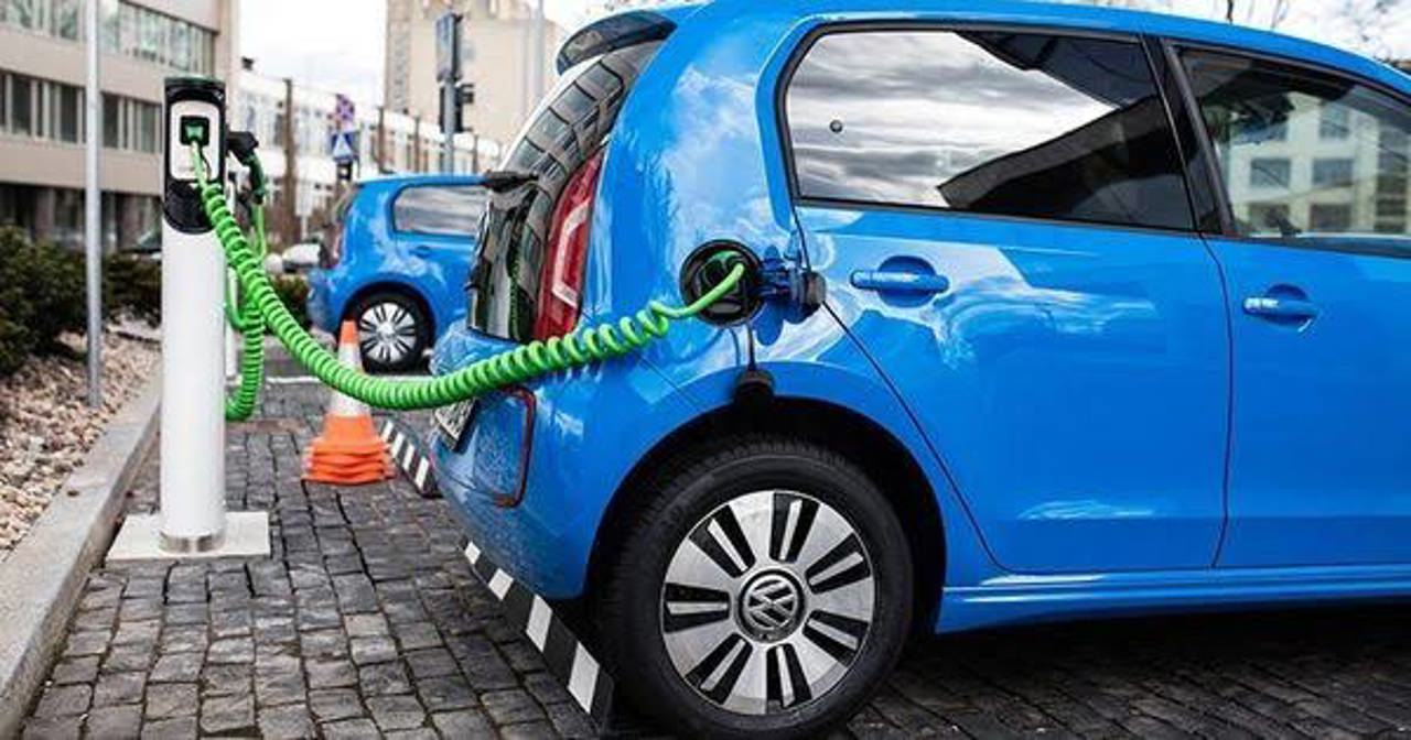 De două ori mai multe mașini electrice și hibride și cel puțin 600 de stații de încărcare până în 2030