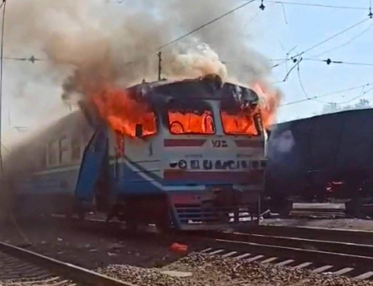 Doi oameni au murit după ce o dronă rusească a lovit un tren electric în regiunea Harkov