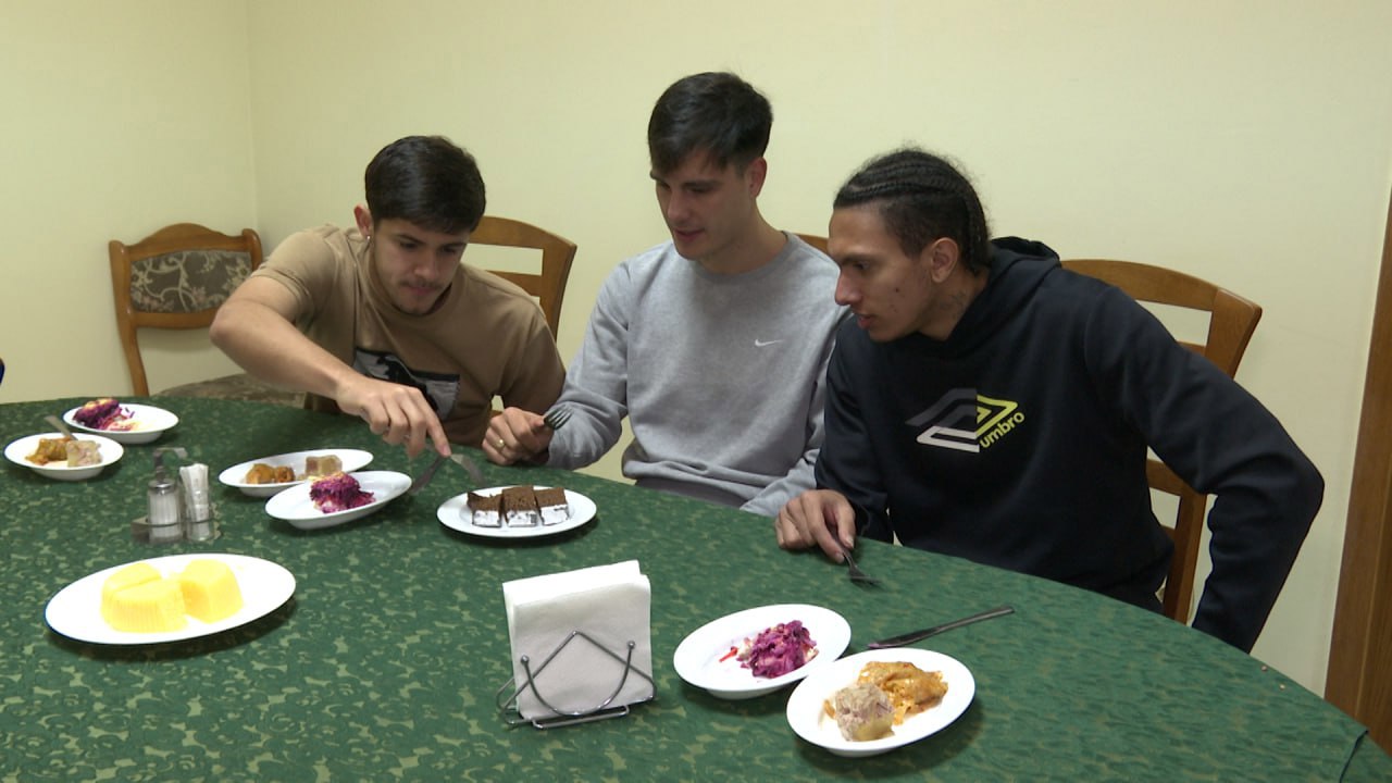 Au acceptat provocarea Moldova 1: Trei fotbaliști sud-americani ai clubului Zimbru Chișinău au gustat bucate tradiționale moldovenești 