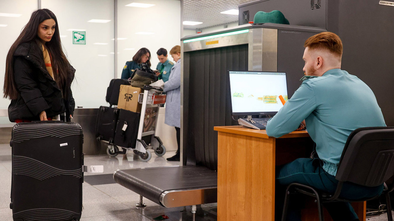 Restricții noi pentru cetățenii ruși: Rublele și aurul nu vor putea fi scoase din țară fără notificarea autorităților