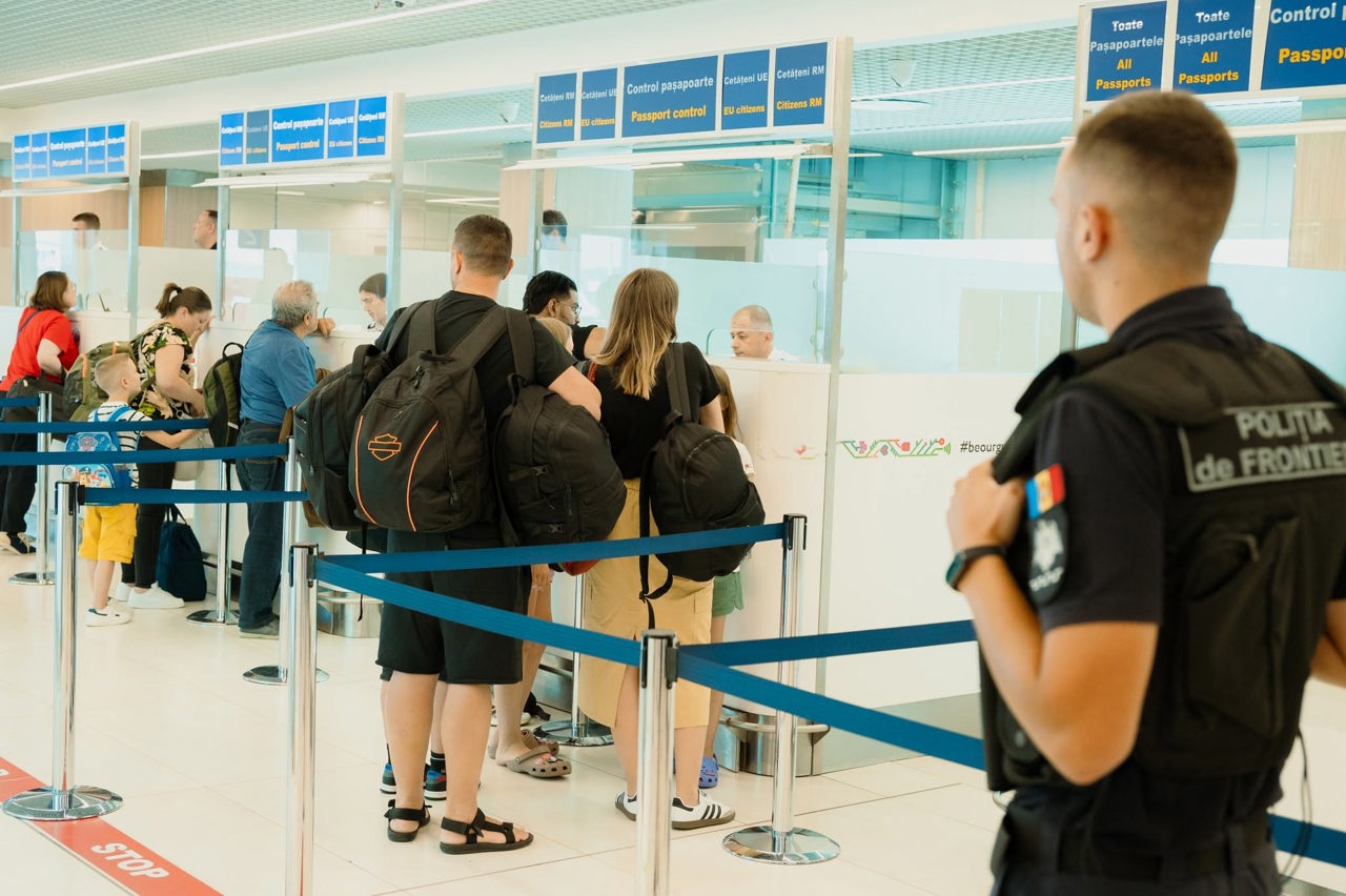 Pasageră din Ucraina, amendată cu 95.000 de lei și lăsată fără 20.000 de euro nedeclarați la Aeroportul Chișinău