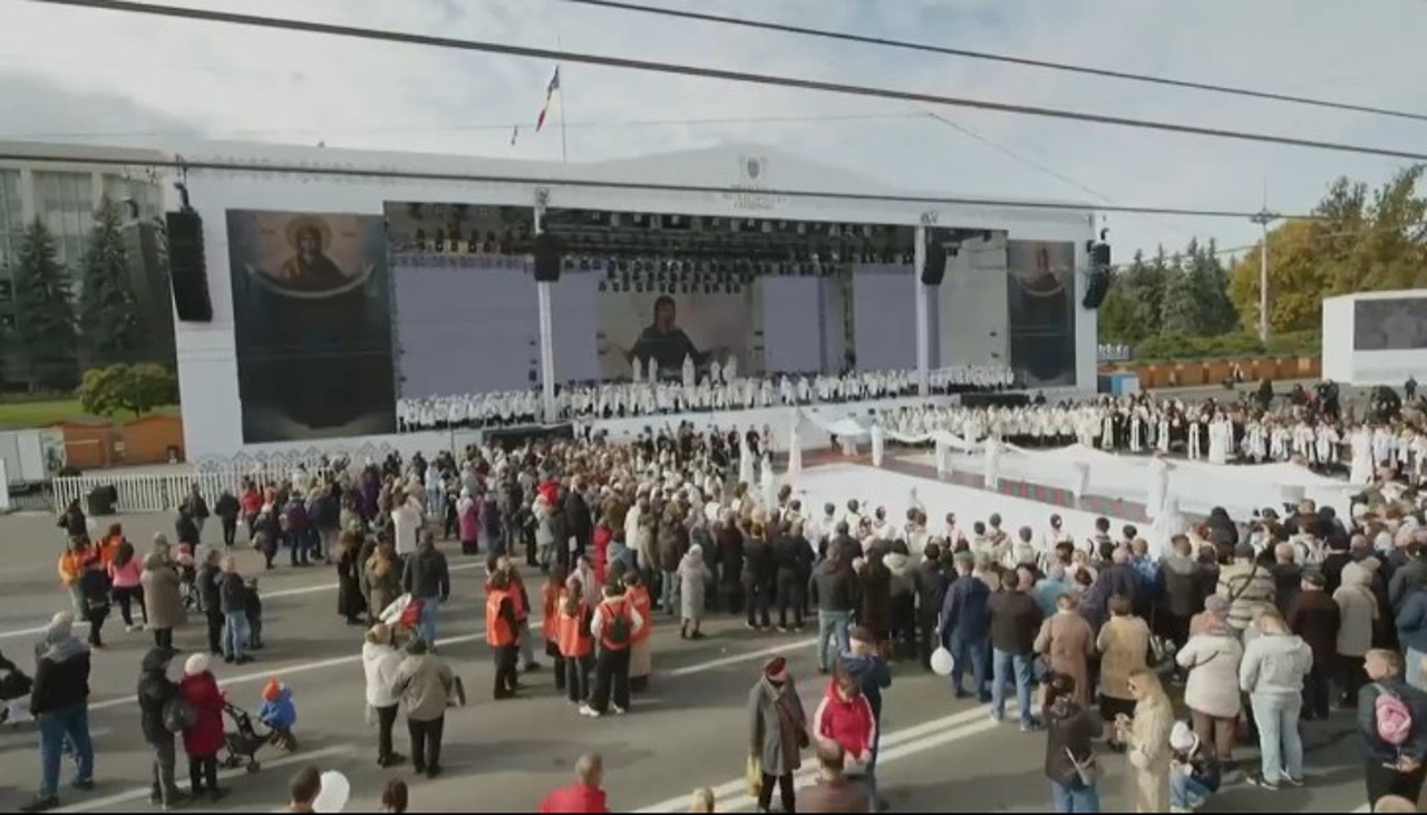 Hramul Chișinăului: Acoperământul Maicii Domnului a fost desfășurat în fața credincioșilor adunați la Catedrala Mitropolitană „Nașterea Domnului” 