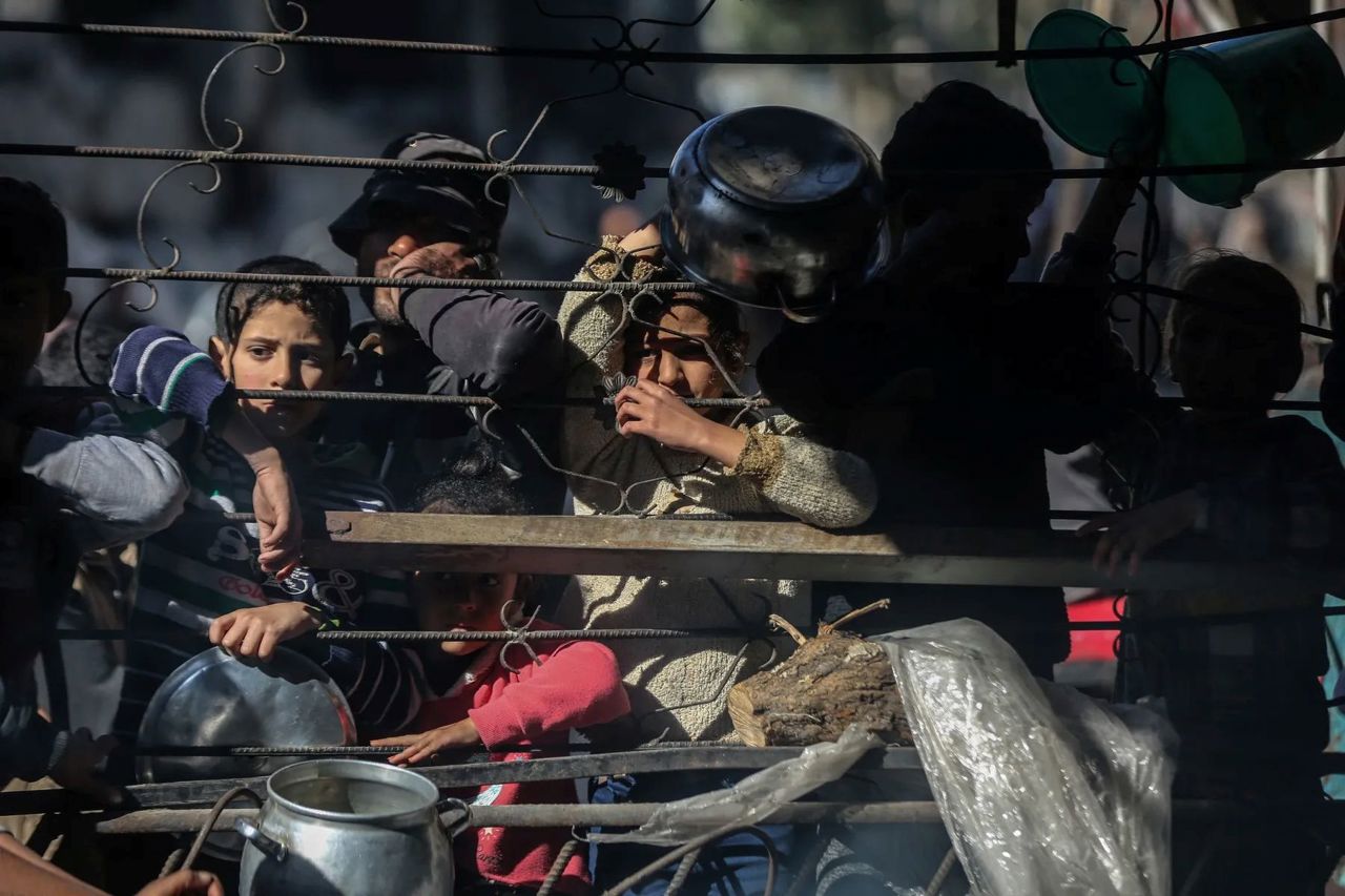 Copiii înfometați din Gaza caută hrană în grămezile de gunoi, semnalează ONU