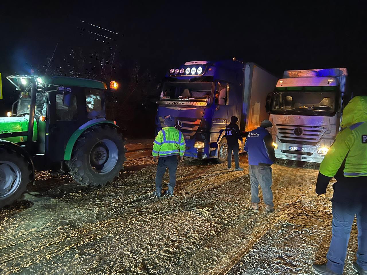 Mai multe camioane au rămas blocate în satul Tudora din cauza ghețușului 