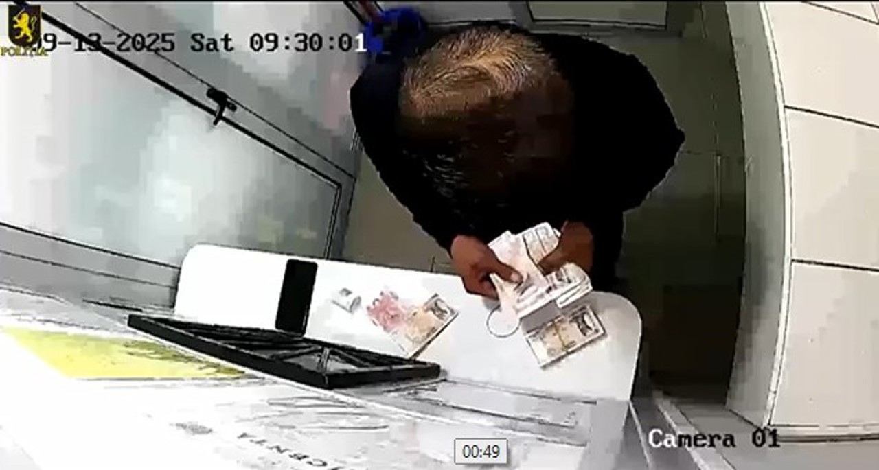 VIDEO // Ambulance doctor caught selling gold chain stolen from accident victim