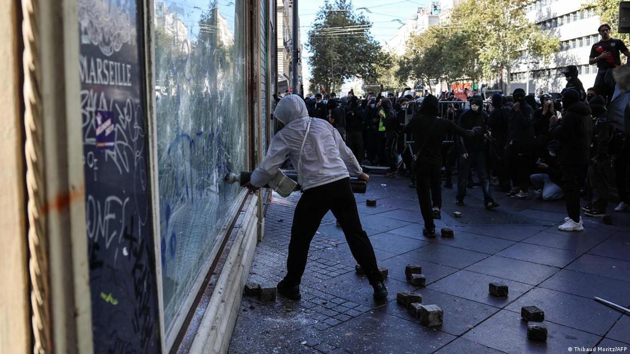 Масштабные протесты во Франции: столкновения с полицией, сотни задержанных