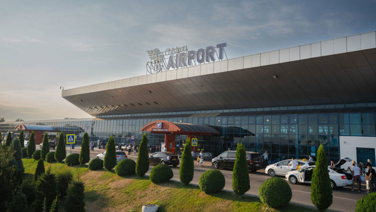 Alertă dublă cu bombă la Aeroportul Internațional „Eugen Doga” - Chișinău: Pasagerii au fost evacuați în toiul nopții