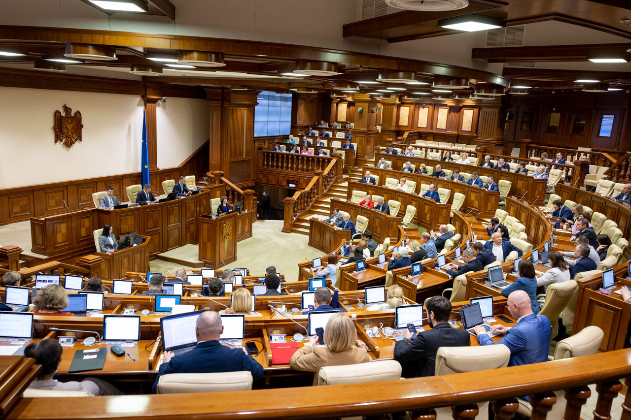 Reacții împărțite în Parlament: Euforia majorității și rezervele opoziției 