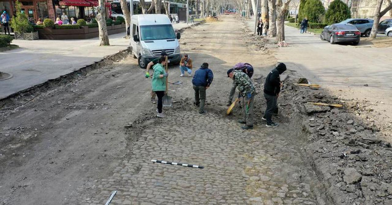 „Sunt prevăzute resurse”: Primăria Chișinău promite să repare strada 31 August, la trei ani după descoperirea caldarâmului vechi de peste 150 de ani
