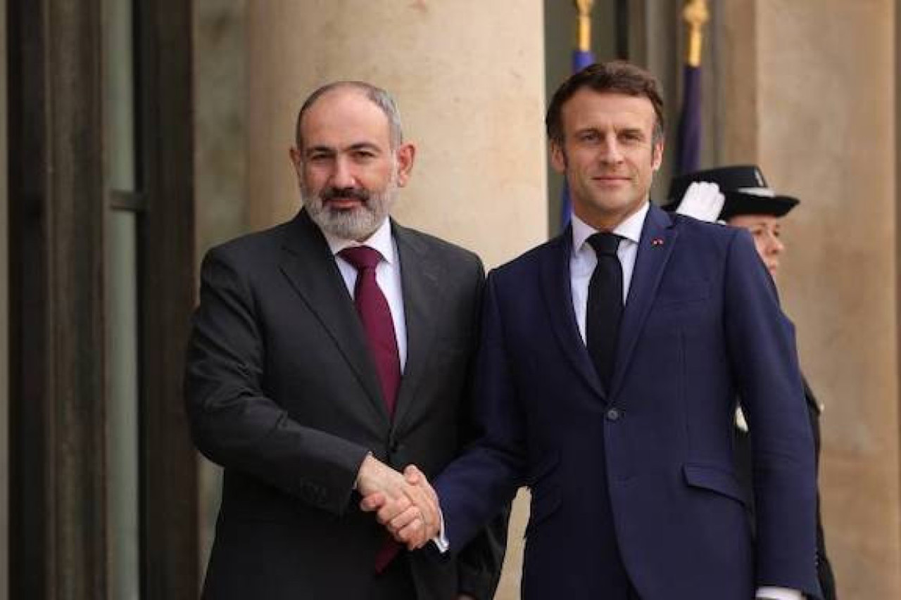 VIDEO| Macron a cântat „La Bohème” la Erevan, acompaniat la tobe de Pașinian, într-un moment simbolic de apropiere între țări