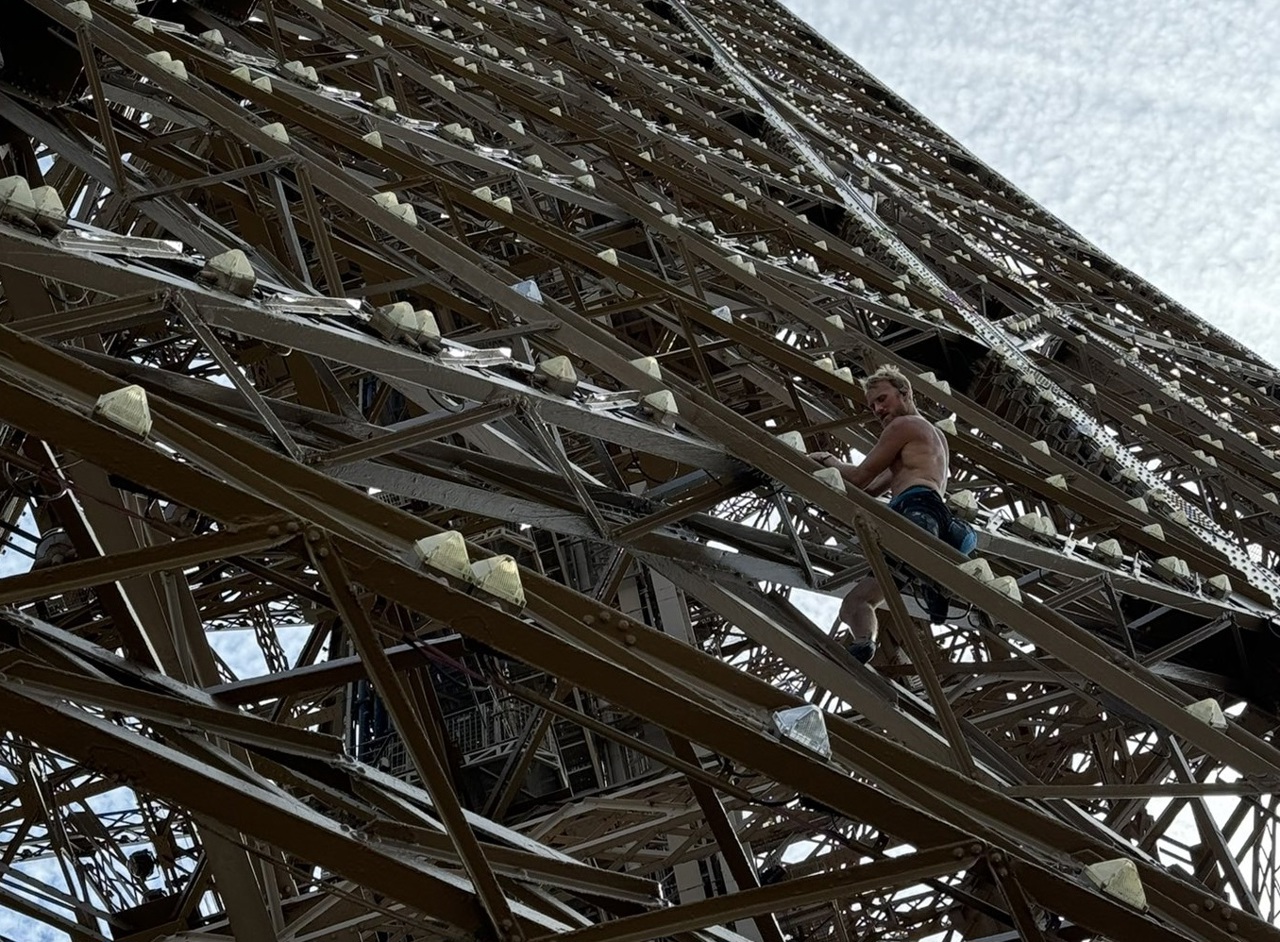 Turnul Eiffel, evacuat după ce un bărbat a escaladat obiectivul turistic înainte de închiderea Jocurilor Olimpice  