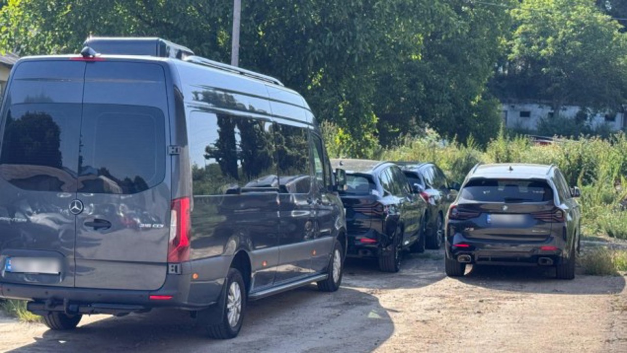 Mașini furate din UE, înmatriculate ilegal în Republica Moldova: Rețea de contrabandă, destructurată de oamenii legii