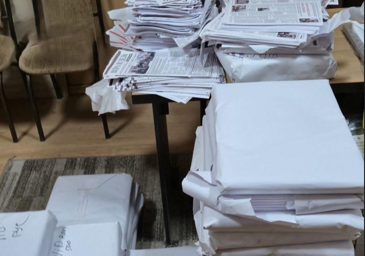 Ziare cu mesaje denigratoare, descoperite la o tipografie clandestină din Chișinău. Trei persoane au fost reținute