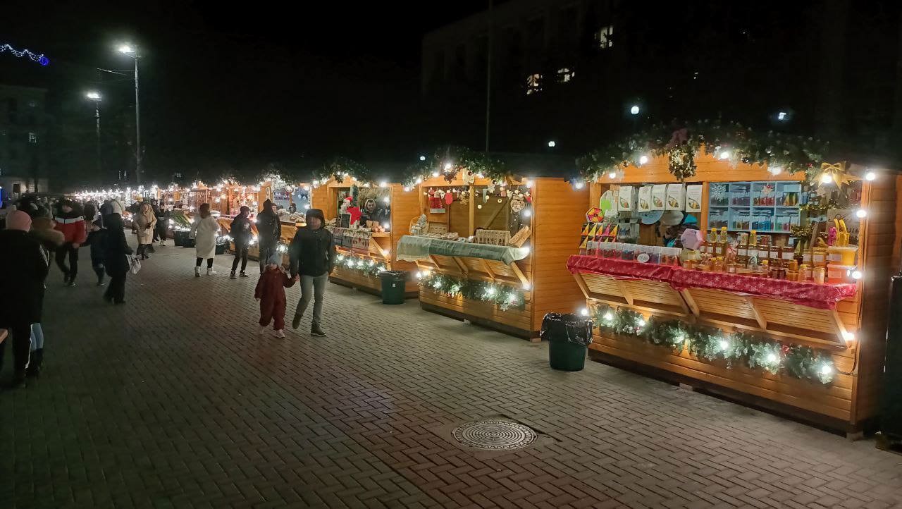 Înainte de sărbătorile de Crăciun și Revelion, sunt organizate târguri locale specializate, în care se propun diverse produse autohtone 