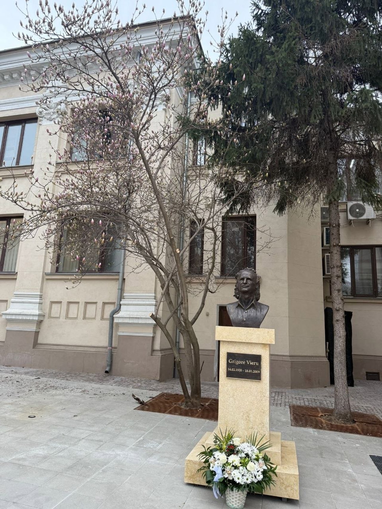 FOTO | Bustul lui Grigore Vieru, dezvelit la Craiova, de Ziua Unirii Basarabiei cu România: „Grigore Vieru este al nostru, al tuturor”