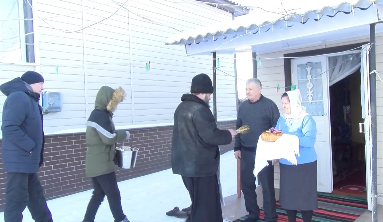 Tradiție de Bobotează| Preoții au mers pe la casele oamenilor pentru a vesti Botezul lui Iisus 