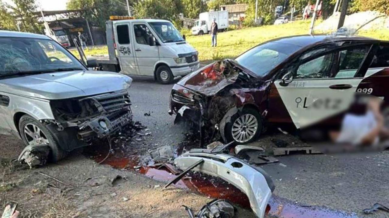 Grav accident la o intersecție din Chișinău. Patru persoane, transportate la spital