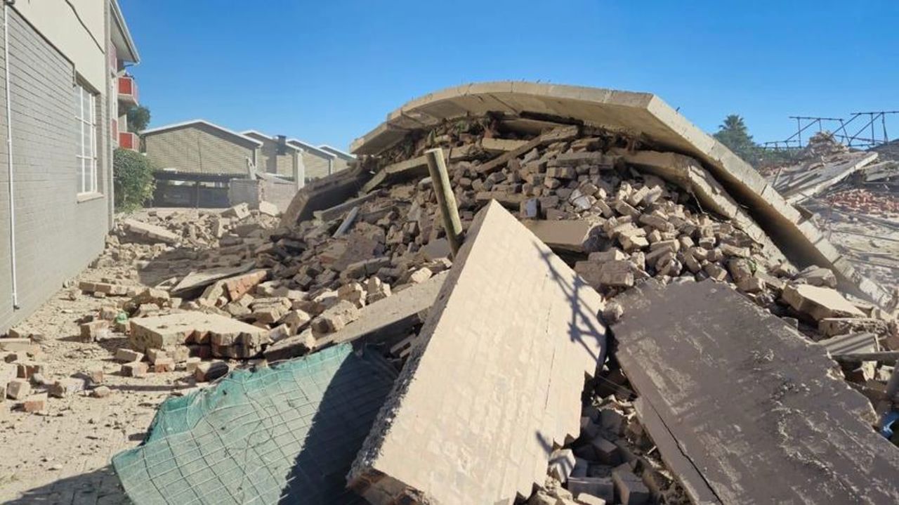 Africa de Sud: Cel puțin cinci morți și zeci de persoane blocate în urma prăbușirii unei clădiri în construcție