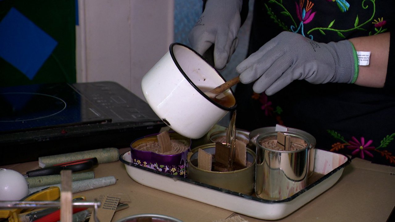 Căldură și lumină pentru apărători: Refugiați ucraineni au confecționat 365 de lumânări de tranșee pentru soldații de pe front