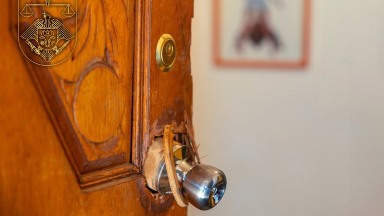 Cuplu de vârstnici din Durlești, loviți cu brutalitate și răniți cu cuțitul în propria casă. Agresorii, condamnați la ani grei de pușcărie