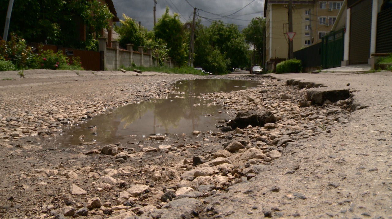 După fiecare ploaie, câteva străzi din cartierul Poșta Veche devin impracticabile