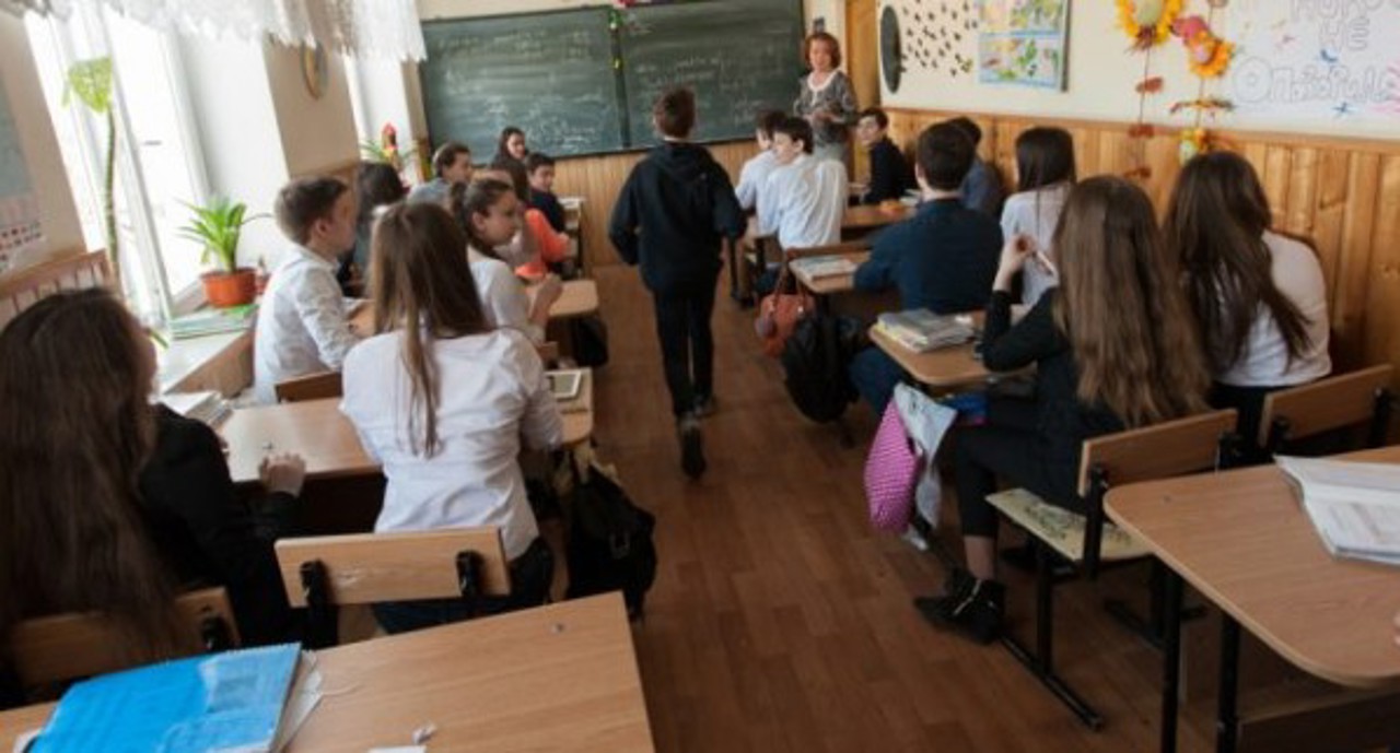Chisinau bans informal school fees to combat education corruption