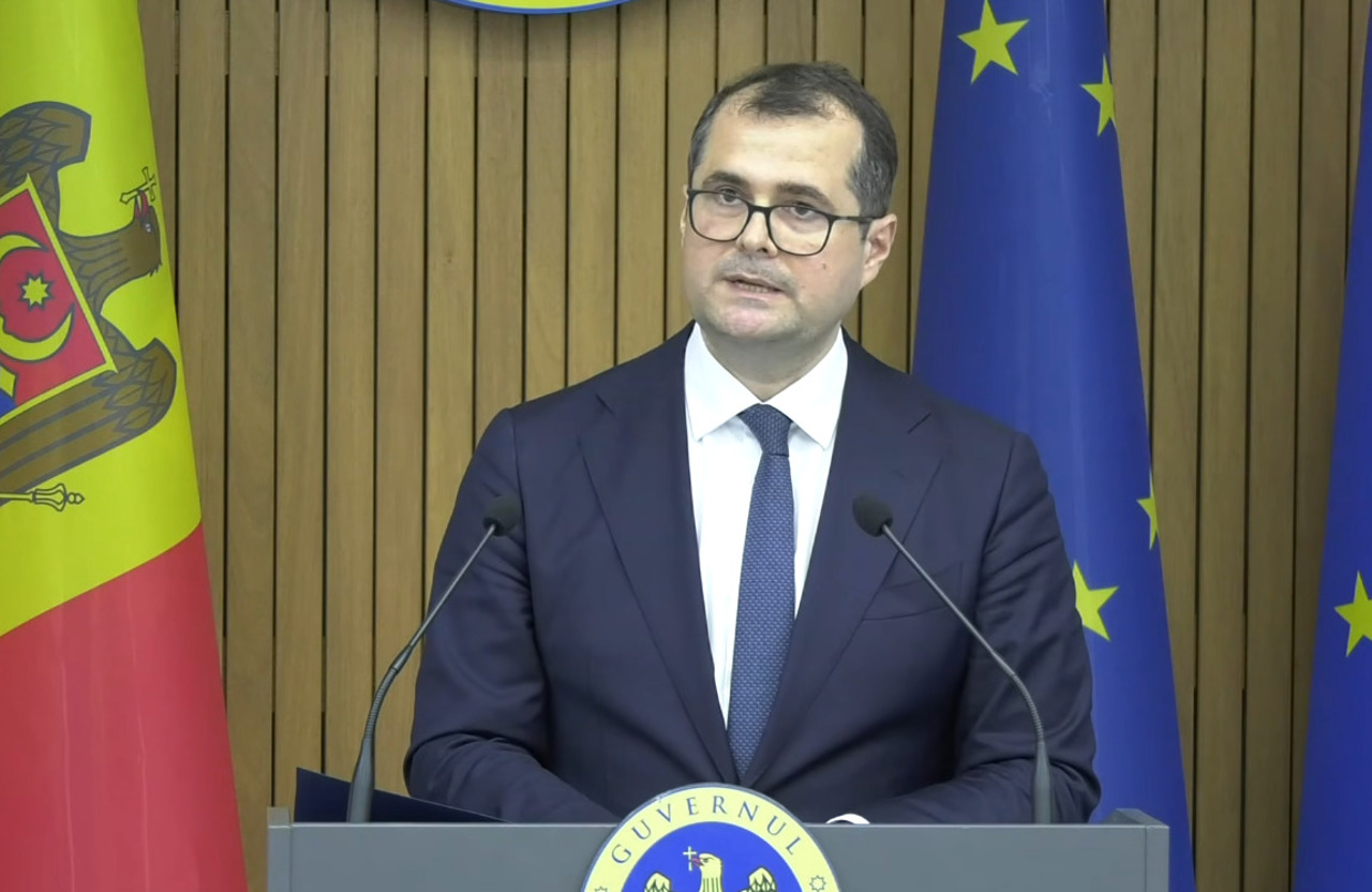 „Nu vom accepta profituri făcute pe seama crizei”: Guvernul majorează cu 37 de bani marja la motorină și impune restricții pentru export și consum