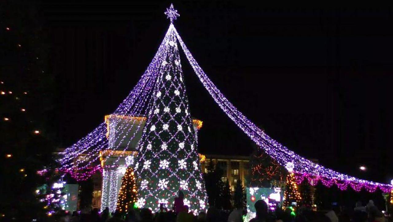 În capitală a fost inaugurat pomul de Crăciun și aprinse luminile de sărbătoare