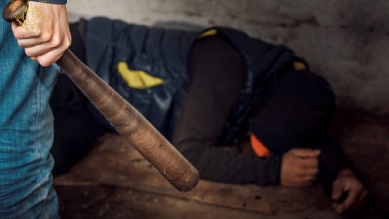 Un bărbat, agresat cu cruzime din răzbunare. Făptașii, condamnați la închisoare