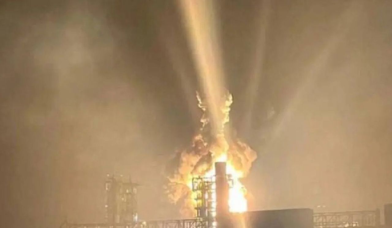 O nouă țintă strategică lovită de drone ucrainene: rafinăria Kirishi, cu o capacitate de 21 de milioane de tone anual