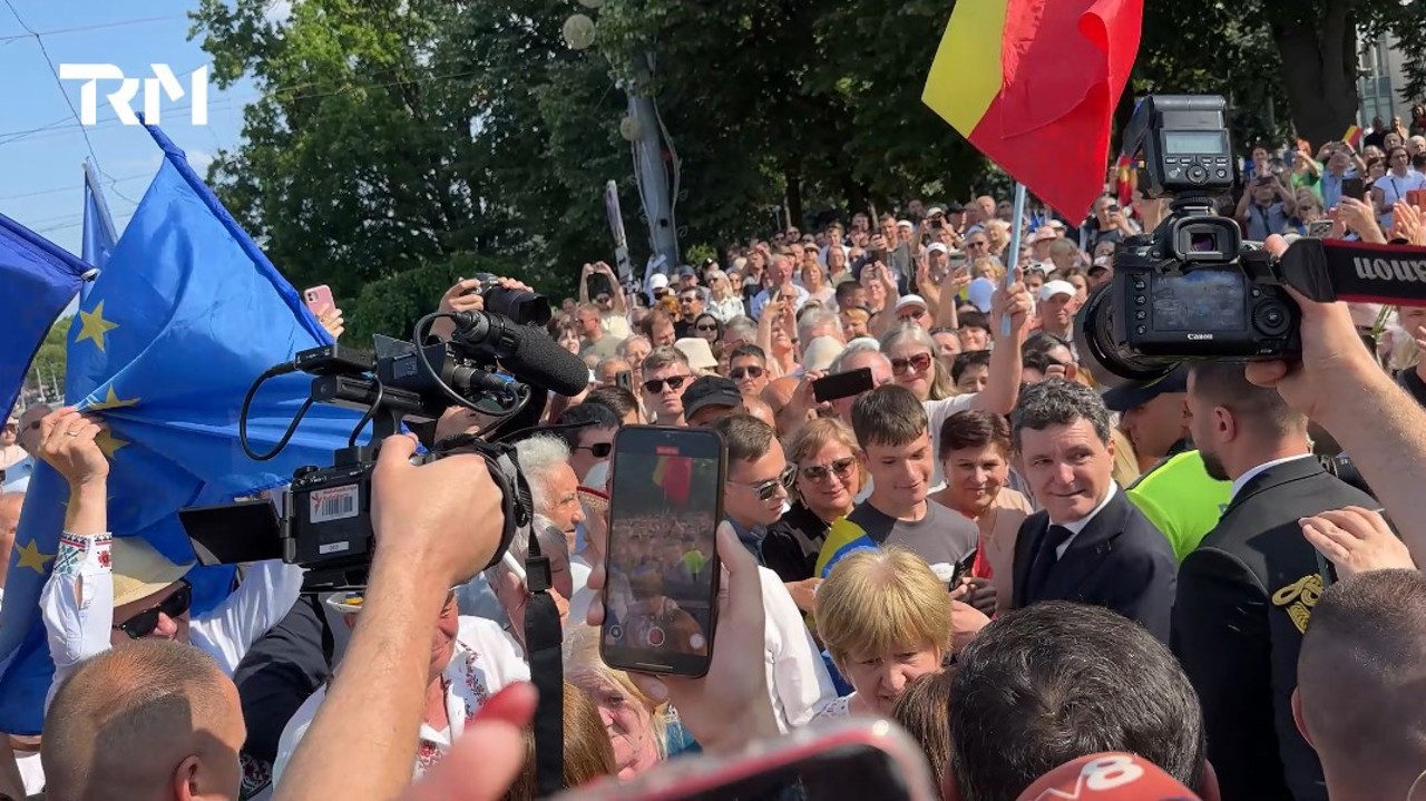 Momente emoționante la Chișinău! Nicușor Dan a fost primit cu aplauze și a făcut baie de mulțime