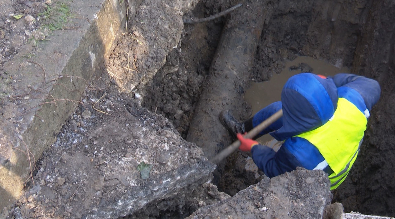 Muncă în ger: echipele Apă-Canal și Termoelectrica intervin zilnic pentru a menține utilitățile