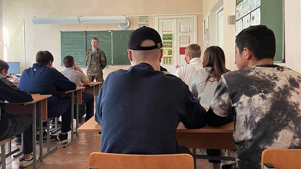 „Cum le-a smuls mâinile și picioarele”. În Duma de Stat s-a propus educarea elevilor prin povești de front ale „veteranilor SVO”