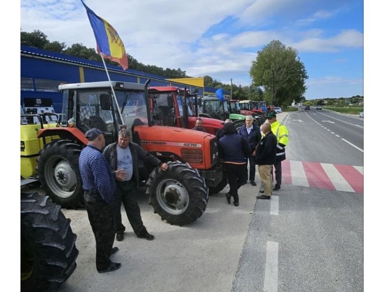 Protest cu tractoarele pe marginea drumului, la Fălești: „Cerem menținerea taxei de 8% TVA la cereale și o reglementare a prețurilor la motorină”