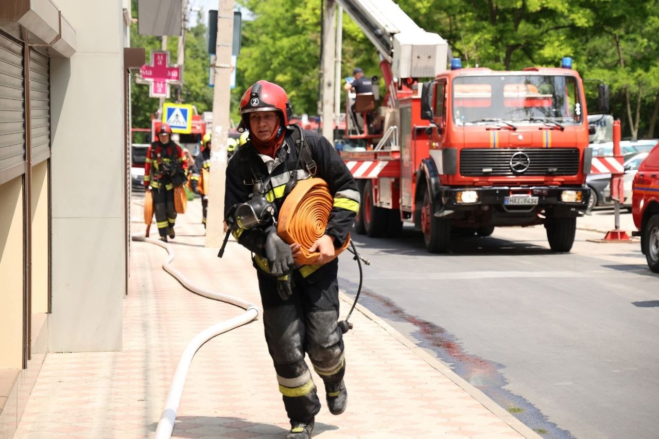 IGSU a identificat două posibile cauze ale incendiului de pe strada Melestiu din Chișinău