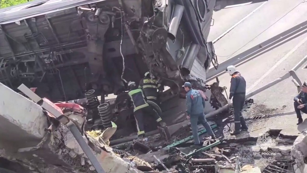Обрушение моста на пассажирский поезд в Брянской области: число пострадавших возросло до 104 человек