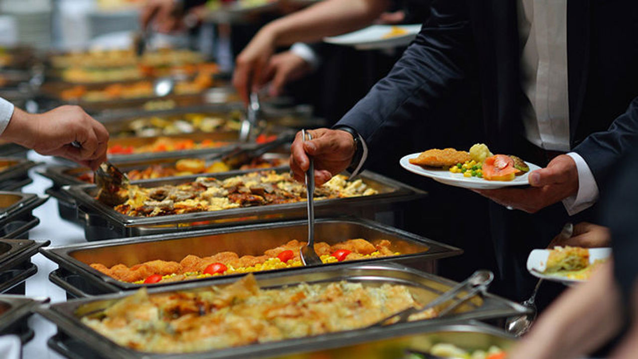 Plafonul tichetelor de masă ar putea crește la 70 de lei. Guvernul propune reguli noi pentru munca de noapte și tichetele electronice