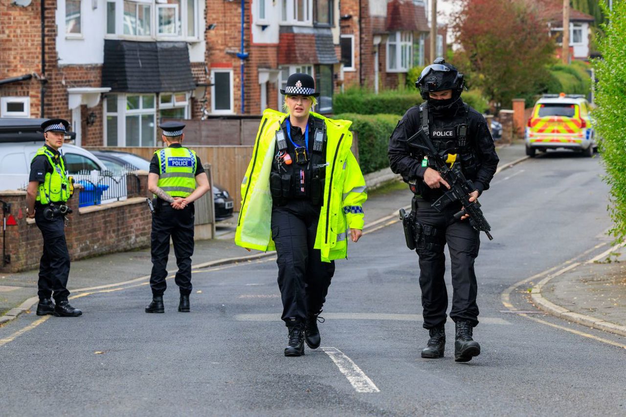 Doi morți și trei răniți grav în atacul terorist de la sinagoga Heaton Park din Manchester