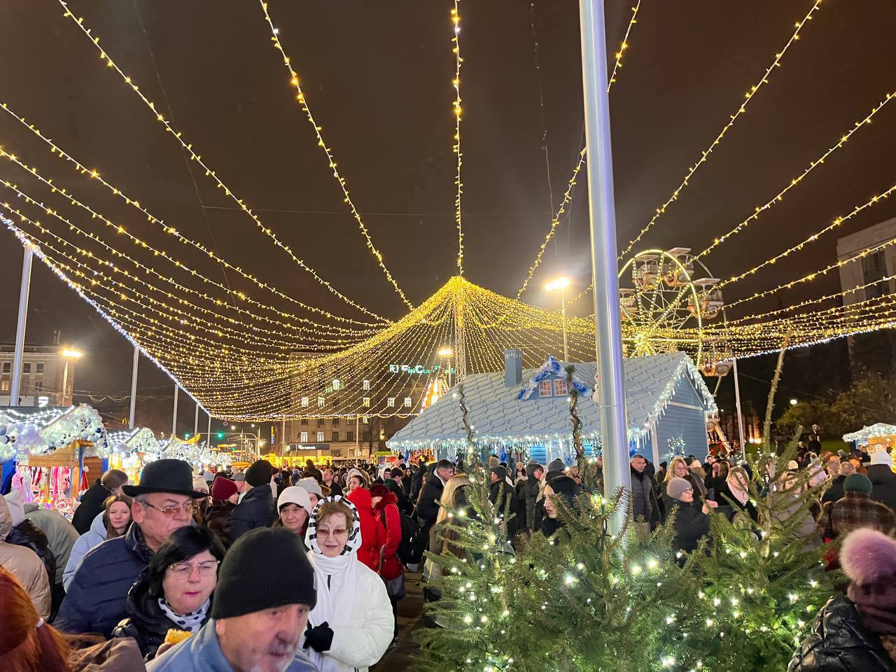 Great National Assembly Square Christmas Fair extended until Jan. 25