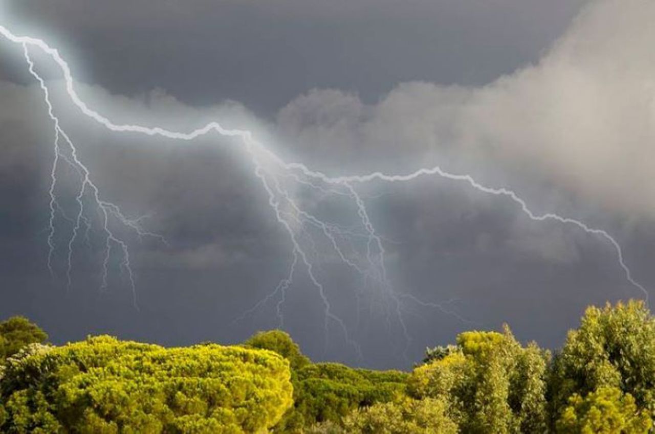 Синоптики сообщили о дождях и снижении температуры воздуха: в стране объявлен желтый код
