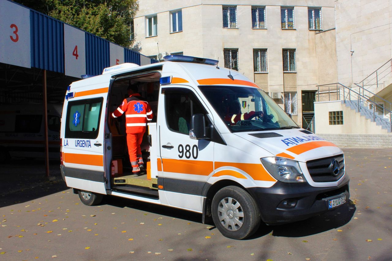 O echipă de medici de pe ambulanță, agresată în raionul Strășeni. CNAMUP: „Îndemnăm oamenii să manifeste respect”