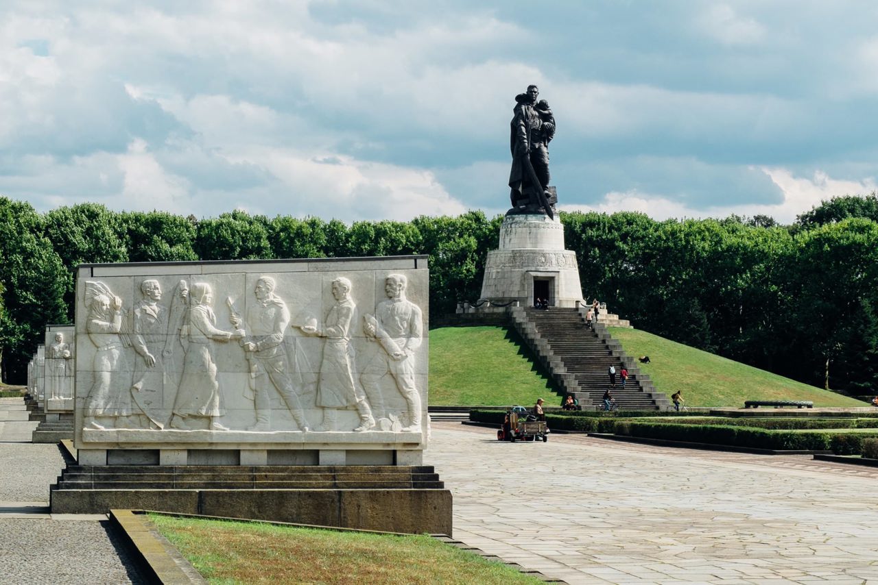 Restricții la comemorări: Simbolurile URSS și ale Rusiei, interzise la memorialele din Berlin