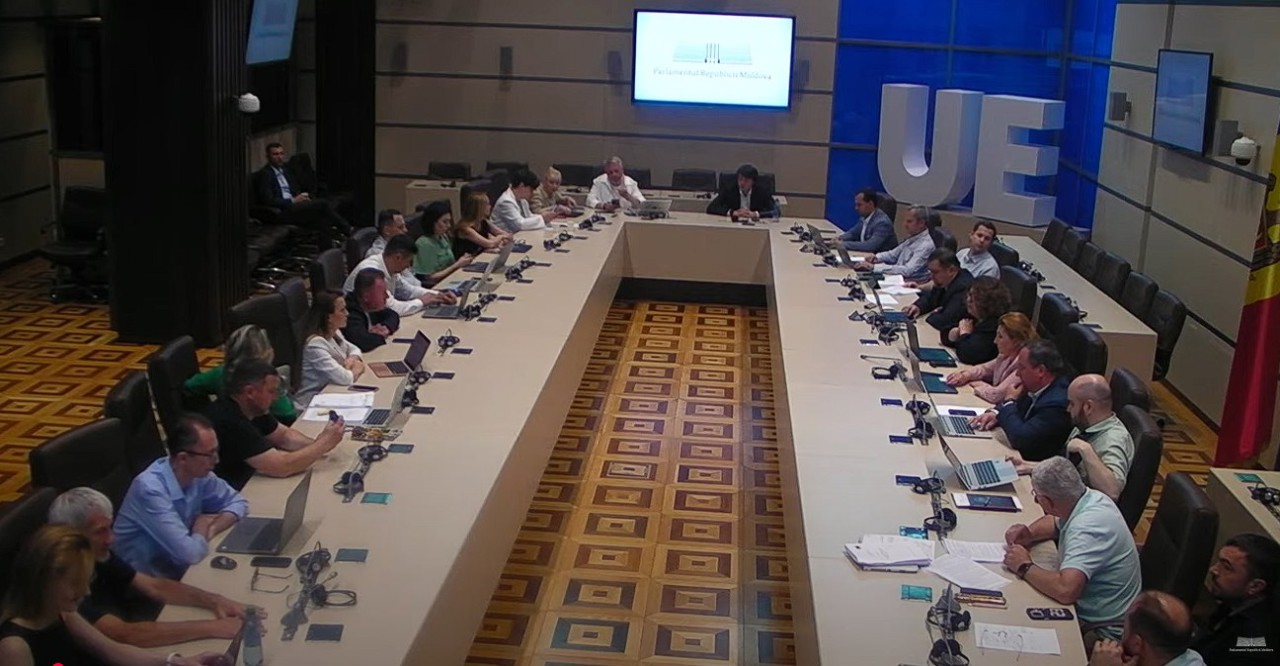 Dezbateri tensionate la Parlament privind modificarea Codului Audiovizualului – între armonizarea cu normele europene și temerile legate de libertatea presei 