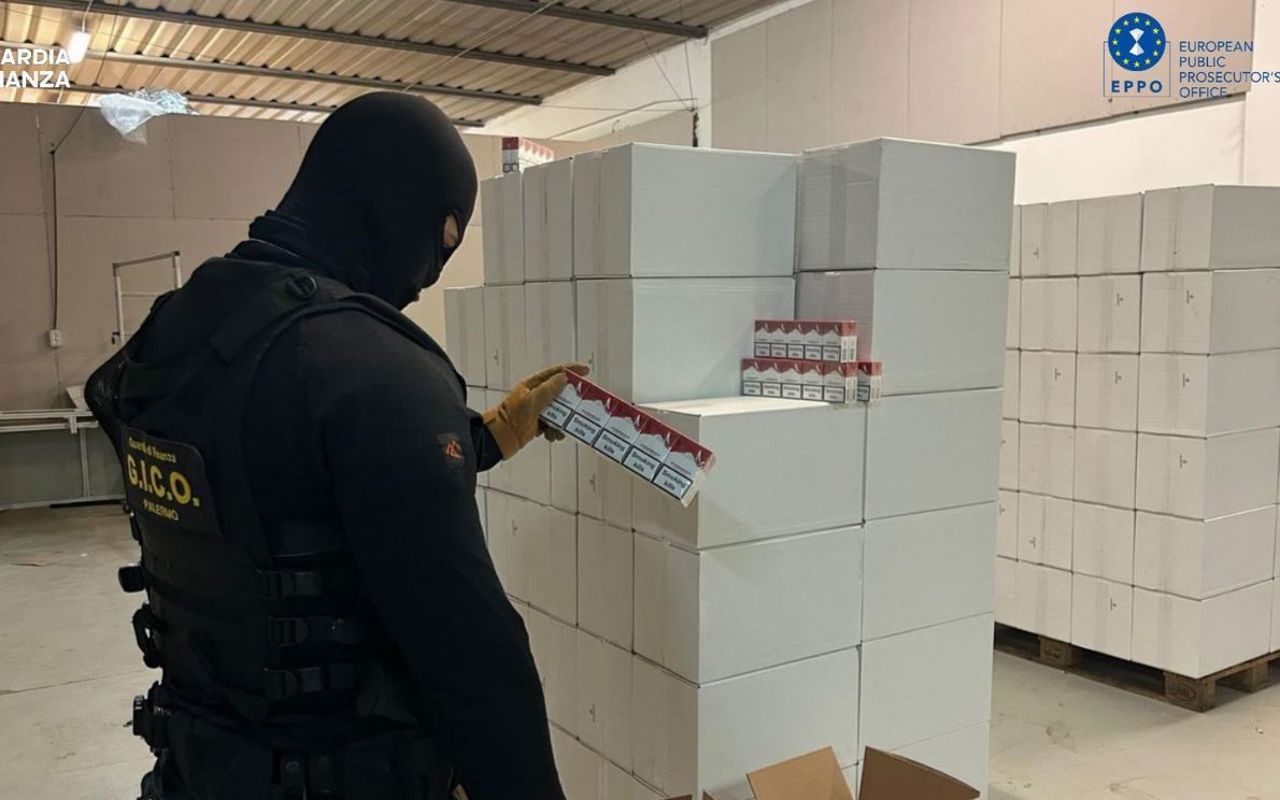 Trei moldoveni, angajați într-o fabrică ilegală de țigări din Italia: profit de 120 de milioane de euro pe an