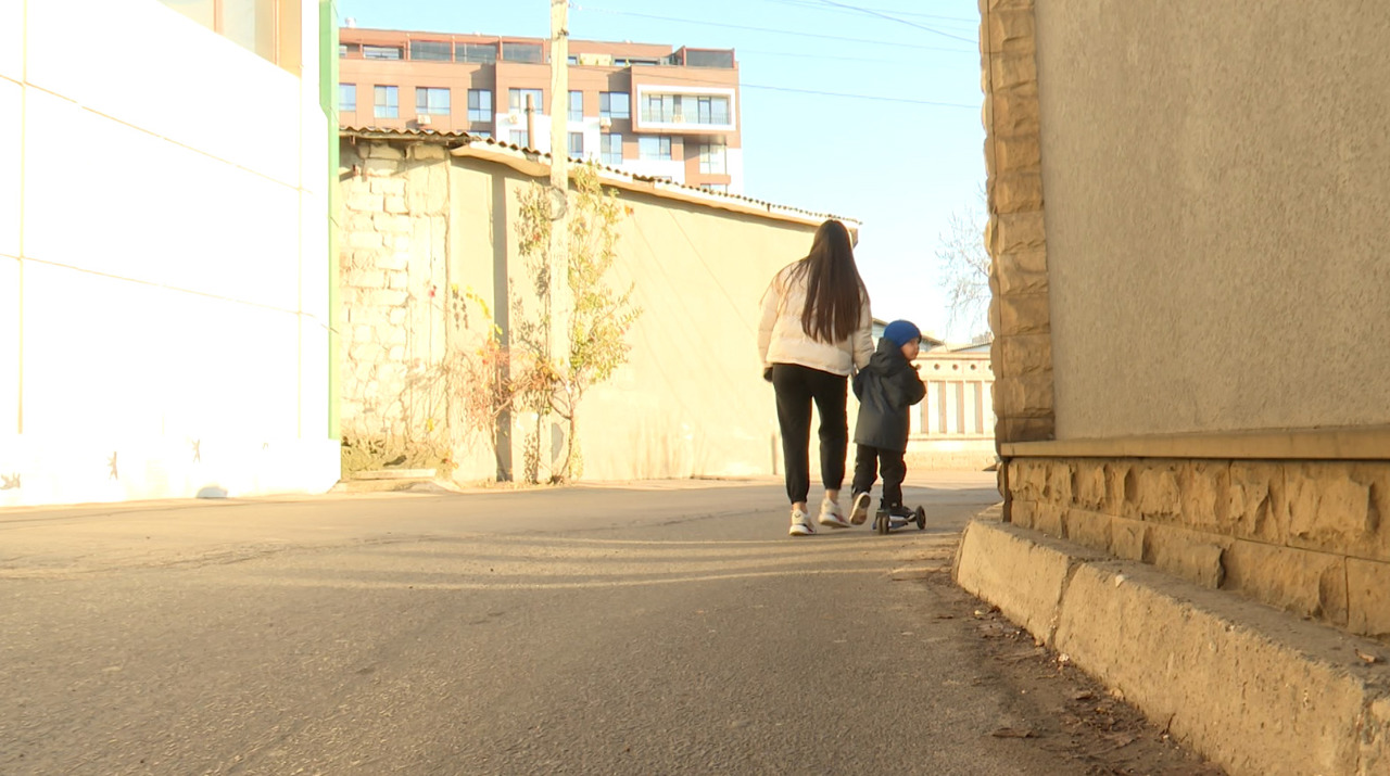 Durlești: Strada Dealul Morilor, un pericol zilnic pentru pietoni și șoferi. Localnicii cer trotuar